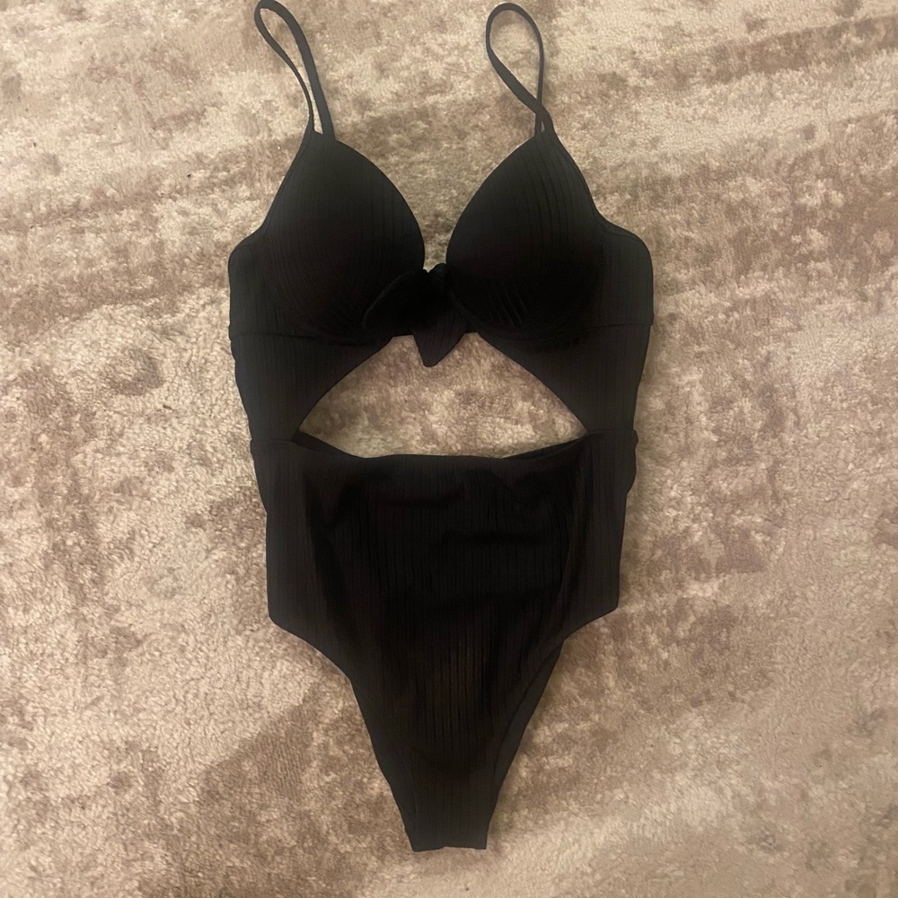 One Piece Cut-Out Swimsuit 🖤